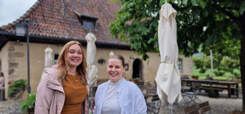 Willkommen zuhause bei Familie Schäfer. Zuhause ist es am schönsten, so heißt es. Bei der Schäferfamilie Neubert war dagegen auch der Alltag in ihrem Wohnhaus durch harte Arbeit geprägt. Lasst euch vom Schäfer Gottlieb und seiner Frau Barbara mitnehmen, auf eine kurze Reise in ihr heimisches Treiben. Gesprochen von Christina Thonhauser und Sophie Schelter.