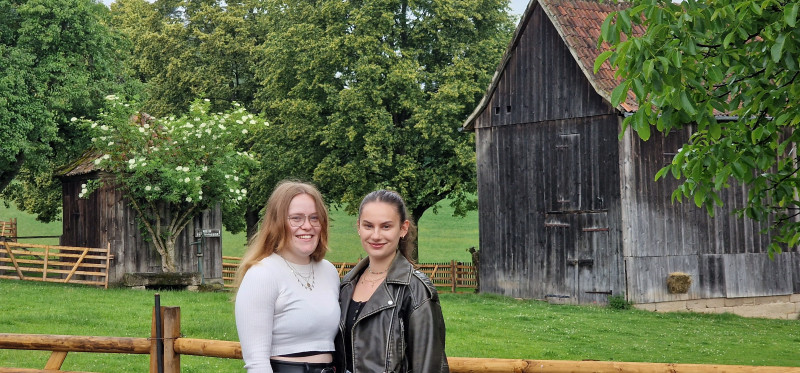 Komm mit auf unsere Schafwanderung und höre dir die Geschichte der Arbeit des Schäfers mit den Schafen und dem Schäferhund an. Hier erfährst du viel über den Alltag des Schäfers mit den Tieren. Gesprochen von Ronja Thönnes und Elena Dietl