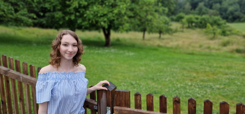 Vor 100 Jahren standen hier einmal über einhundert Obstbäume, die mich und meine Familie versorgt haben. Und auch der Wald war eine wichtige Quelle, um Essen zubereiten zu können. Gesprochen von Lisa Haußner und Pia-Felicitas Büttner.