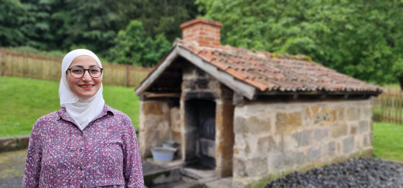 In dem folgenden Audioguide „Backofen der Schäferei“ tauchen Sie in Barbaras Welt des traditionellen Brotbackens mit einem alten Holzofen ein und erfahren, wie Barbara für ihre Familie zaubert. Gesprochen von Nora Assaf.