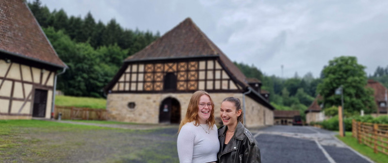 Höre dir eine spannende Geschichte und interessante Details des Schäfers an über das Zuhause der Schafe ab dem Herbst, wenn es kalt wird. Du erfährst viel über das Schafhaus, die Scheune und die Arbeit des Schäfers. Gesprochen von Ronja Thönnes und Elena Dietl.